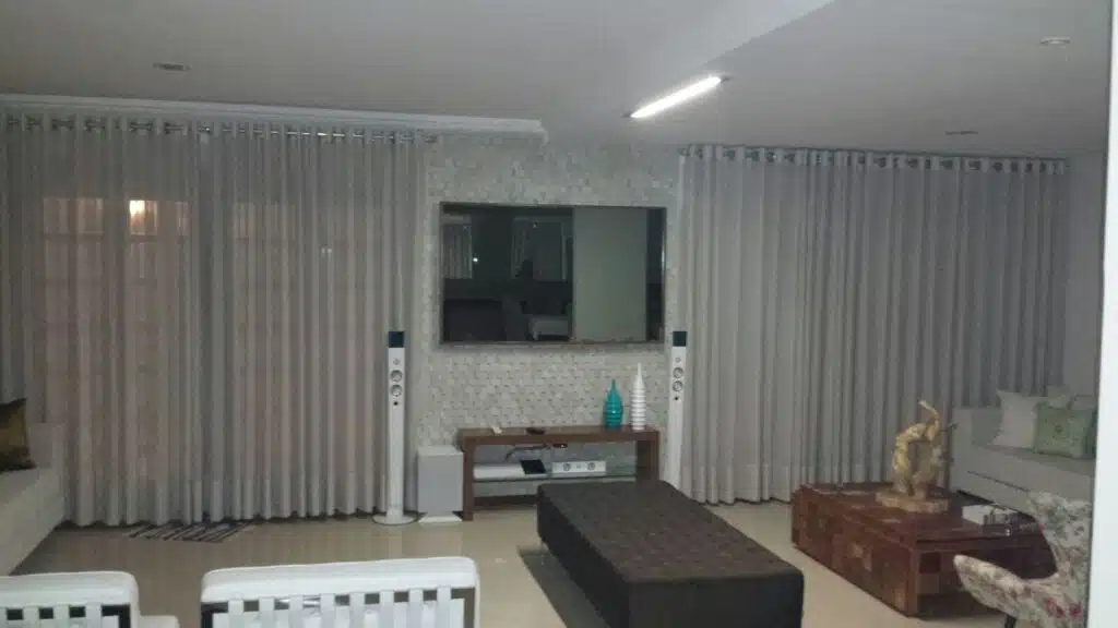 A mesma sala com o espelho TV desligado: na parede, só o espelho