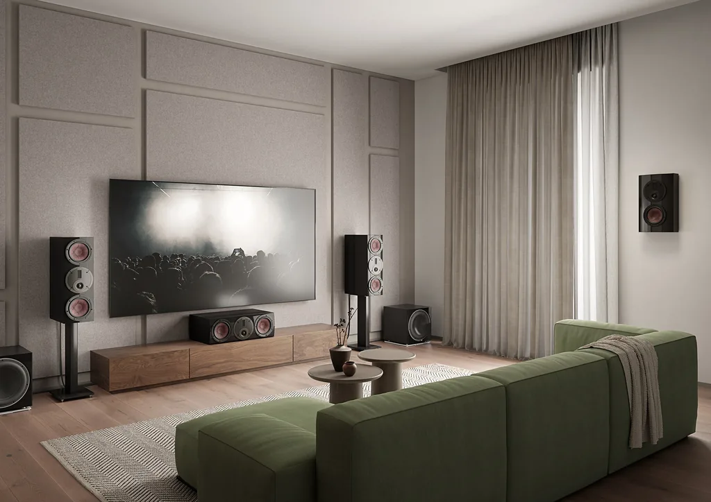 Ilustração do fabricante: sala de estar com home theater DALI RUBIKORE: caixas RUBIKORE em pedestais ao lado da TV, caixa central RUBIKORE CINEMA no rack e subwoofers DALI (visualização 3D oficial)