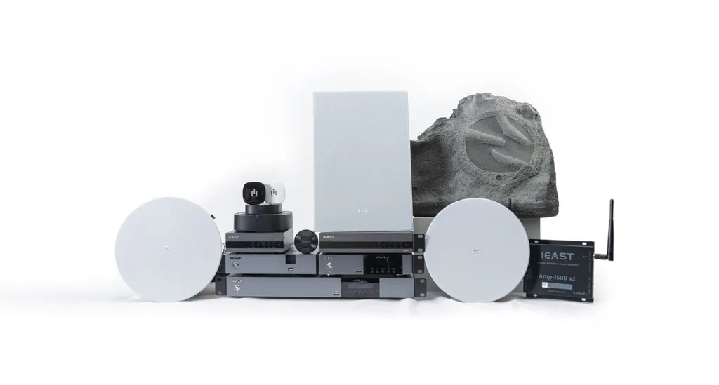 Linha de produtos iEAST: caixas de embutir no teto e na parede, caixa em forma de pedra, streamers e amplificadores multiroom