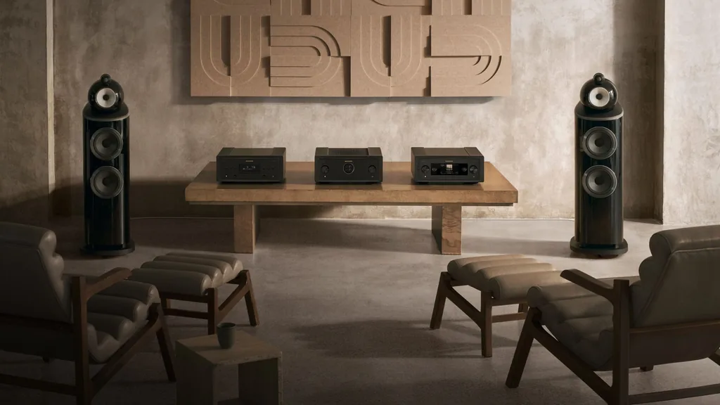 Sala de estar com os componentes da linha Marantz 10 Series sobre um aparador baixo de madeira, entre caixas acústicas de torre