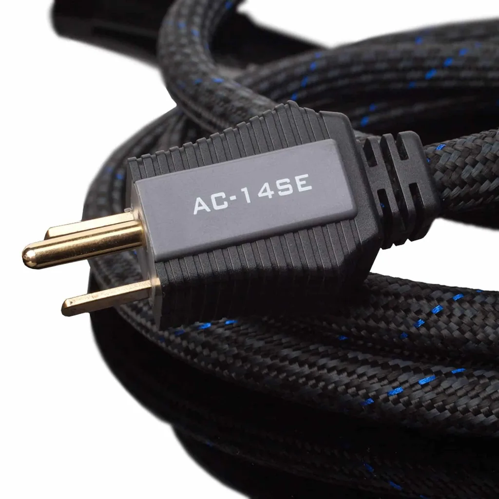 Cabo de energia Pangea AC-14SE MKII Signature em close, com plugue de pinos dourados e cabo trançado enrolado