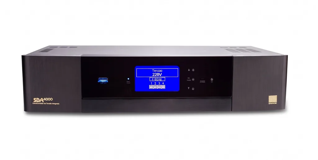 Condicionador de tensão integrado GR Savage SDA4000 visto de frente, com display azul indicando 220 V e 60 Hz, em fundo branco