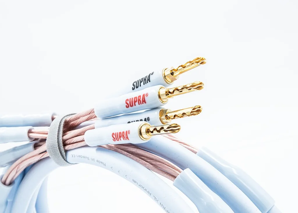 Cabo de caixa acústica Supra XL Annorum com terminais banana Combicon, em fundo claro