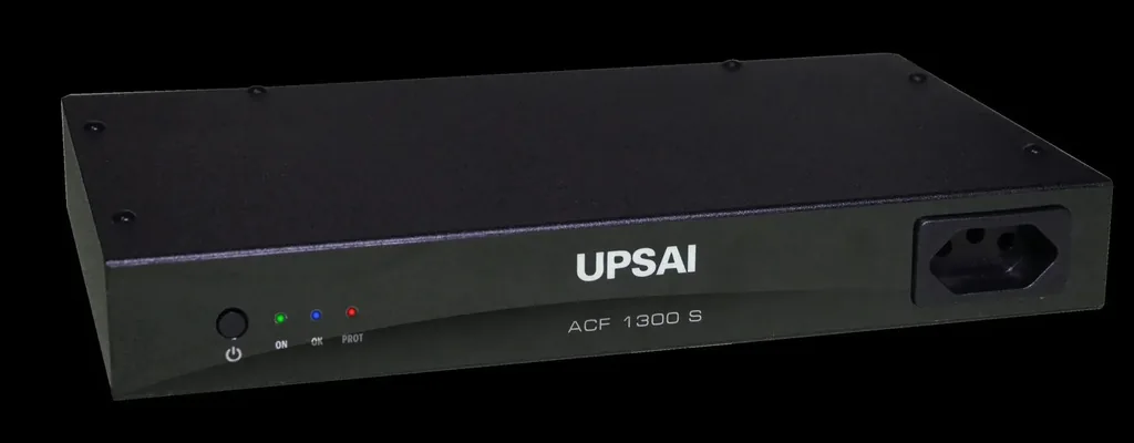 Condicionador de energia UPSAI ACF 1300 S, gabinete preto com tomada frontal, sobre fundo preto