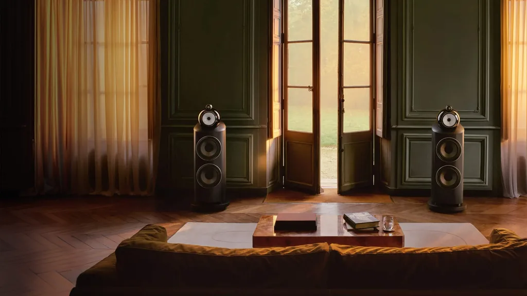 Sala clássica com sofá e par de caixas acústicas Bowers & Wilkins da série 800 Diamond