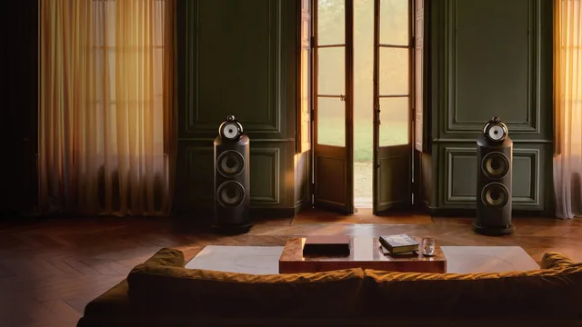 Sala clássica com sofá e par de caixas acústicas Bowers & Wilkins da série 800 Diamond